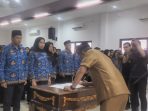 Serahkan SK Kepada 122 Orang CPNS, Ini Pesan Walikota Ternate