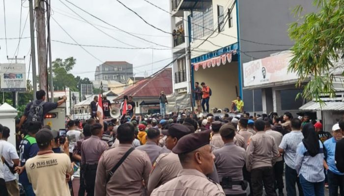 Polisi Pukul Mundur Massa Aksi AMMU di KPU Maluku Utara