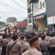 Polisi Pukul Mundur Massa Aksi AMMU di KPU Maluku Utara