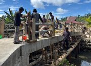 Brimob Maluku Utara Bangun Jembatan Hilangkan Keresahan Warga Desa Salube