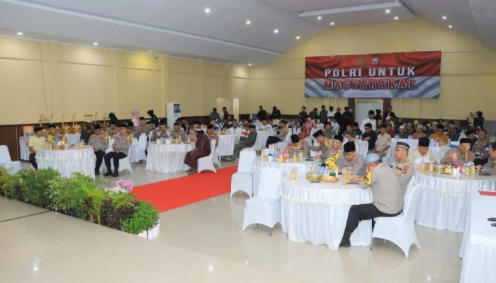 Polda Malut Gandeng Wartawan Bagikan Takjil dan Santunan ke Anak Yatim