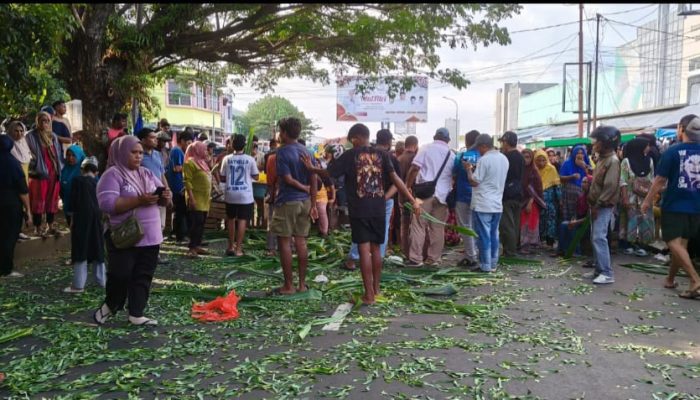 Puluhan Pedagang Blokade Jalan Utama di Depan Pasar Higienis Ternate
