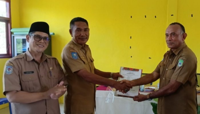 Hari Ini, KCD Kota Ternate, Serahkan SK Plt Kepsek SMAN 6 Kota Ternate