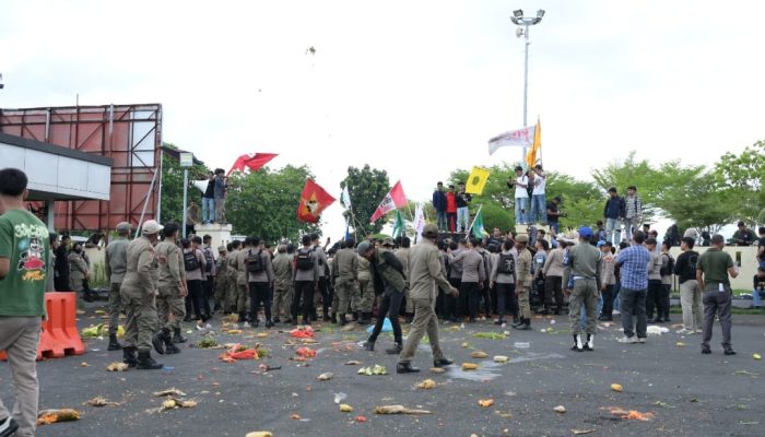 Polisi dan Satpol PP Dilempari Sayuran di Kantor Wali Kota Ternate