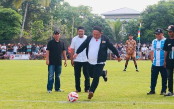 Camat Ternate Barat Dampingi Sekda Buka Turnamen Sepak Bola