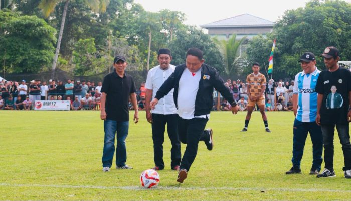 Camat Ternate Barat Dampingi Sekda Buka Turnamen Sepak Bola
