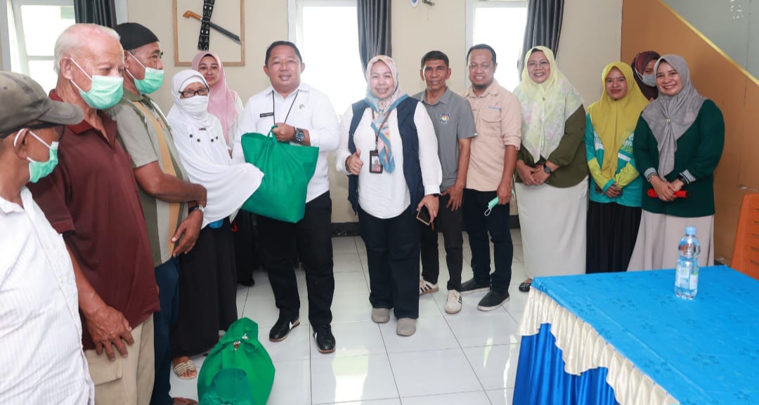 Pemkot Bagikan Bantuan Terdampak Karhutla di Ternate Barat